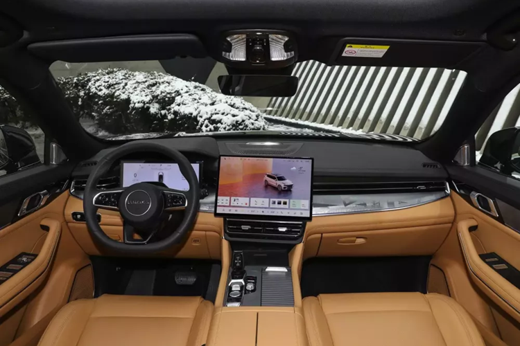 Về ngoại hình, Lynk &amp; Co 09 EM-P mới vẫn duy trì thiết kế của gia đình Lynk &amp; Co, sử dụng bộ đèn pha chia đôi cổ điển, dải đèn LED chạy ban ngày phía trên và bộ đèn chiếu xa thấp phía dưới không thay đổi.