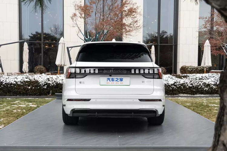 Điều đáng nói là chiếc xe mới cũng sẽ được trang bị hệ thống treo khí nén hai buồng Feiyu do Lynk &amp; Co và Kong Hui tùy chỉnh phát triển, với nhiều chế độ điều chỉnh độ cao thân xe, hệ thống treo độc lập tay đòn kép phía trước bằng nhôm và đa liên kết phía sau. Hệ thống treo độc lập. Xe mới còn được trang bị chế độ dẫn động 4 bánh điện và có 7 chế độ lái năng động.