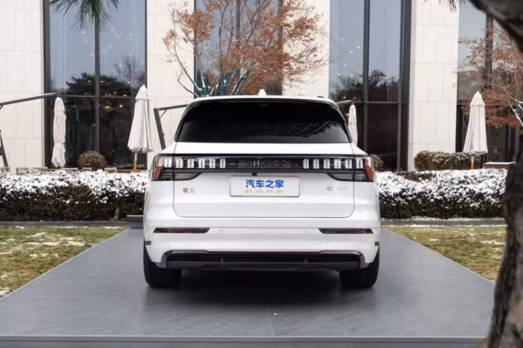 Điều đáng nói là chiếc xe mới cũng sẽ được trang bị hệ thống treo khí nén hai buồng Feiyu do Lynk &amp; Co và Kong Hui tùy chỉnh phát triển, với nhiều chế độ điều chỉnh độ cao thân xe, hệ thống treo độc lập tay đòn kép phía trước bằng nhôm và đa liên kết phía sau. Hệ thống treo độc lập. Xe mới còn được trang bị chế độ dẫn động 4 bánh điện và có 7 chế độ lái năng động.