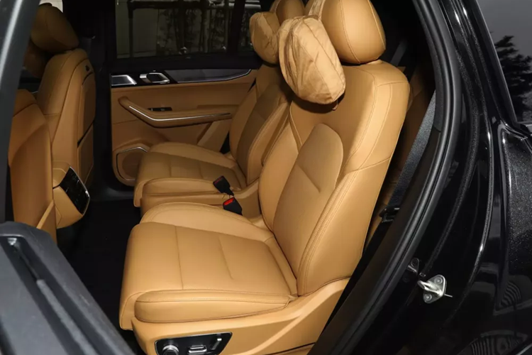 Ngoài ra, Lynk &amp; Co 09 EM-P 2024 còn được phối màu xanh rừng thông mới. Ở bên hông thân xe, thay đổi chính là việc bổ sung thêm chi tiết chrome ở khu vực trang trí cửa trước, giúp tổng thể hình dáng của Lynk &amp; Co 09 EM-P dày dặn hơn. Vòm bánh trước và sau được chạm khắc đa năng, các đường nét xếp lớp, phù hợp với thiết kế hình lõm dưới cửa, mâm xe cỡ lớn với các nan dày đặc như trước.