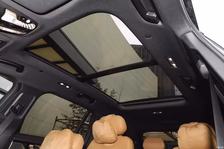 Thú vị hơn là việc chiếc SUV cỡ lớn Lynk &amp; Co 09 EM-P 2024 mới mở bán tại Trung Quốc đã có một màn hình hiển thị được bổ sung trên tấm che nắng hành khách, có thể phát các nội dung giải trí phim ảnh, truyền hình, rất cao cấp. Về ghế ngồi, Lynk &amp; Co 09 EM-P 2024 không còn sử dụng ghế liền mà chia thành ghế rời.