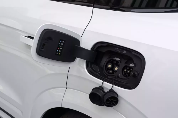 Hàng ghế thứ 3 còn hỗ trợ chỉnh điện. Trên xe có nguồn điện 220V, có thể hỗ trợ nguồn điện của máy sấy tóc. Về sức mạnh, SUV cỡ lớn Lynk &amp; Co 09 EM-P 2024 mới mở bán tại Trung Quốc sẽ được trang bị hệ thống plug-in hybrid bao gồm động cơ công suất cao Drive-E 2.0TD và ba động cơ điện, với công suất tổng hợp 555 mã lực và mô-men xoắn tổng hợp 844 Nm.