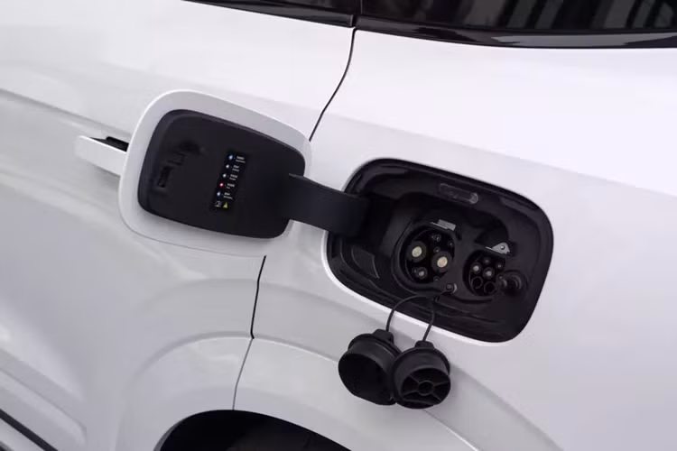 Hàng ghế thứ 3 còn hỗ trợ chỉnh điện. Trên xe có nguồn điện 220V, có thể hỗ trợ nguồn điện của máy sấy tóc. Về sức mạnh, SUV cỡ lớn Lynk &amp; Co 09 EM-P 2024 mới mở bán tại Trung Quốc sẽ được trang bị hệ thống plug-in hybrid bao gồm động cơ công suất cao Drive-E 2.0TD và ba động cơ điện, với công suất tổng hợp 555 mã lực và mô-men xoắn tổng hợp 844 Nm.