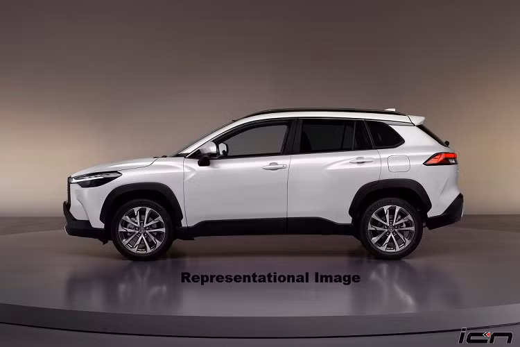 Tại Việt Nam, Toyota Corolla Cross đang được phân phối theo hình thức nhập khẩu từ Thái Lan với 3 phiên bản 5 chỗ ngồi, cùng 2 tùy chọn động cơ là xăng 1.8L hoặc hybrid 1.8L. Giá bán của xe từ 755 triệu đồng.