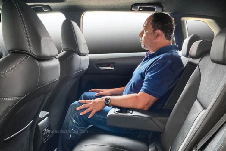 Ngoài ra, hãng sẽ bổ sung cửa sau dài hơn để dễ dàng tiếp cận hàng ghế thứ 3 và nhiều khả năng các kỹ sư sẽ thực hiện một số thay đổi đối với trụ C và D của chiếc SUV. Cột D mỏng hơn và diện tích kính lớn hơn sẽ giúp cải thiện tầm nhìn ở hàng ghế thứ ba.