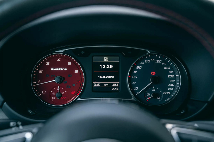 Tuy nhiên những điểm đặc trưng và gây ấn tượng tốt nhất đều được giữ lại, đó là màu sơn trắng Glacier White trên cả thân xe lẫn bộ mâm thể thao có thiết kế kiểu cánh quạt độc đáo, màu đỏ trong chóa đèn pha và cánh lướt gió khí động học gắn trên kính sau.