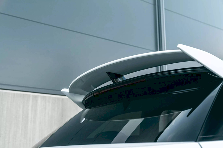 Dù đã có tuổi đời 10 năm, đến tận ngày nay thiết kế ngoại hình của A1 Quattro vẫn rất “chất”, bắt mắt và cuốn hút. Bên trong xe cũng cho thấy sự trau chuốt tỉ mỉ với bộ ghế da thể thao Silk Nappa, bàn đạp bằng thép không rỉ sáng bóng, vô-lăng D-cut vát phẳng đáy đậm chất thể thao đi cùng với cần số bọc nhôm, dàn âm thanh Bose cao cấp…