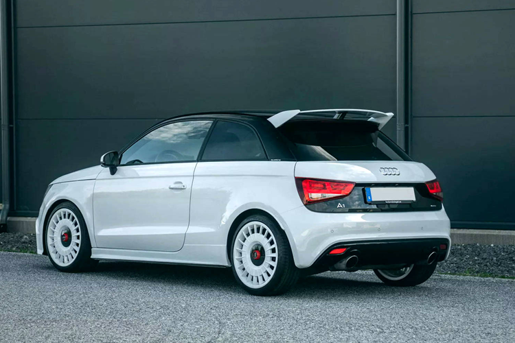 Vào đầu năm nay, một chiếc Audi A1 Quattro thể thao với số ODO khoảng 22.000 km đã được bán với giá 60.000 USD (1,461 tỷ đồng) – số tiền đủ để mua siêu xe Audi R8 cũ tại Mỹ. Chiếc trong ảnh minh họa này có ODO 96.000 km nhưng vẫn có khả năng được bán với giá khá cao, đồng thời sẽ là lựa chọn phù hợp với những tín đồ đam mê xe thể thao số sàn và muốn sưu tầm hàng độc.