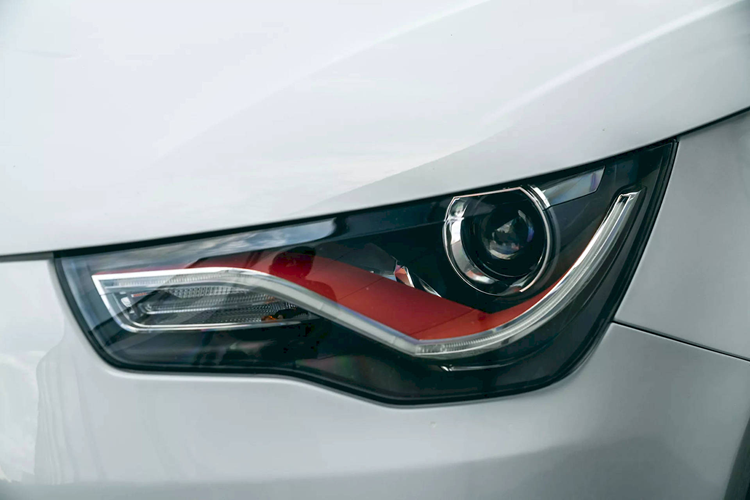 A1 Quattro trang bị bóng LED cả ở trước và sau xe, thể hiện thế mạnh của Audi trong vai trò tiên phong với công nghệ chiếu sáng thế hệ mới trong những năm đầu của thập niên 2010. Phía sau còn có ống xả kép đậm chất thể thao năng động.