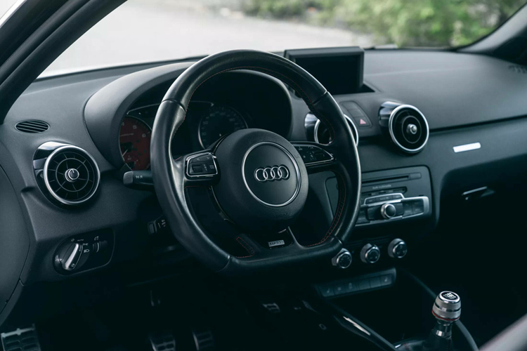 Khi còn ở dạng concept, A1 Quattro mang trong mình khối động cơ xăng tăng áp 5 xy-lanh, dung tích 2.5L, đã được tinh chỉnh đặc biệt để có khả năng sản sinh công suất tối đa lên đến 493 mã lực và mô-men xoắn cực đại 660 Nm.