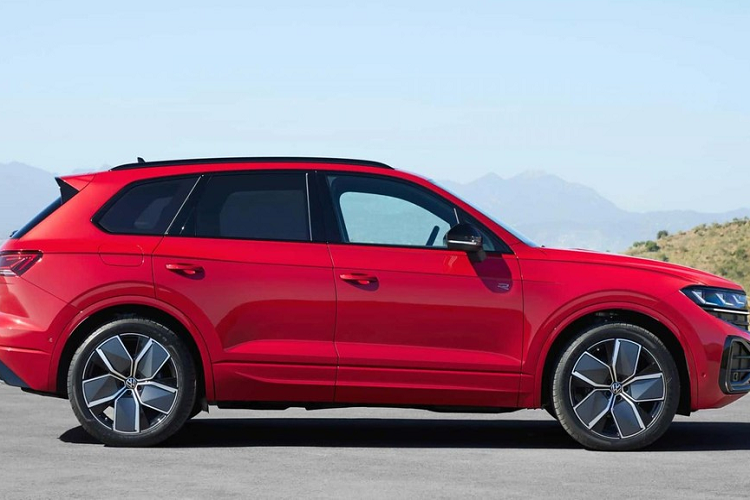 Hiện nay, Volkswagen Touareg cũng đang được phân phối chính hãng tại Việt Nam. Trong tháng 5/2023 này, Volkswagen Touareg được nhận chương trình ưu đãi 100% lệ phí trước bạ từ chính hãng. Tại Việt Nam, mẫu xe này có giá dao động từ 2,99 - 3,499 tỷ đồng, tùy phiên bản.