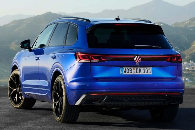 Hiện Volkswagen chưa công bố quãng đường chạy bằng pin của mẫu SUV này. Chỉ biết rằng, xe sử dụng cụm pin có dung lượng 14,2 kWh. Tại thị trường Đức, giá xe Volkswagen Touareg 2024 cho 4 phiên bản, bao gồm Tiêu chuẩn, Elegance, R-Line và R eHybrid, dao động từ 69.200 - 93.870 Euro (khoảng 1,75 - 2,37 tỷ đồng).