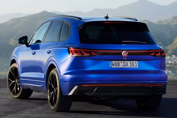 Hiện Volkswagen chưa công bố quãng đường chạy bằng pin của mẫu SUV này. Chỉ biết rằng, xe sử dụng cụm pin có dung lượng 14,2 kWh. Tại thị trường Đức, giá xe Volkswagen Touareg 2024 cho 4 phiên bản, bao gồm Tiêu chuẩn, Elegance, R-Line và R eHybrid, dao động từ 69.200 - 93.870 Euro (khoảng 1,75 - 2,37 tỷ đồng).