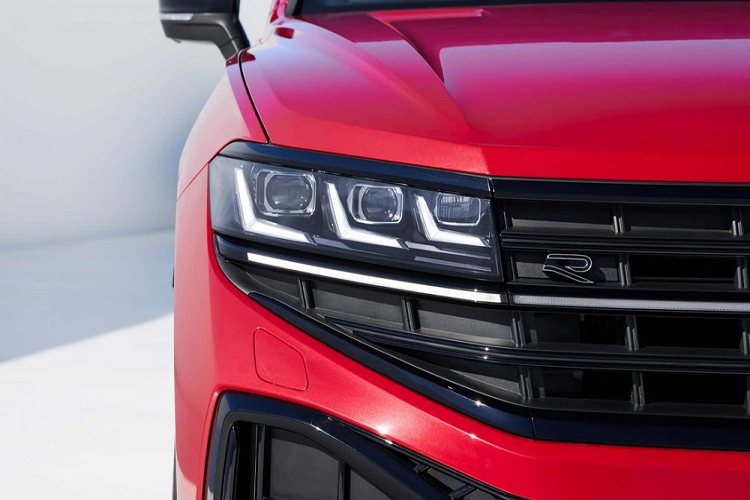 Được gọi bằng cái tên IQ.LIGHT HD LED, cụm đèn pha trên mẫu xe SUV Volkswagen Touareg 2024 bao gồm hơn 38.000 bóng LED tương tác siêu nhỏ, có thể chiếu trực tiếp thảm ánh sáng xuống làn đường phía trước. Theo hãng Volkswagen, đèn pha của xe chẳng những chiếu sáng chính xác hơn mà còn có khả năng chống chói mắt cho người đối diện.