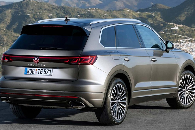 Thay đổi tiếp theo của Volkswagen Touareg 2024 là phần nóc được tích hợp cảm biến tải trọng mới. Cảm biến này có thể phát hiện các loại hộp được đặt trên nóc để điều chỉnh hệ thống cân bằng điện tử nhằm đảm bảo sự cân bằng cho xe khi vận hành. Ngoài ra, cảm biến còn liên kết với hệ thống treo nâng cấp và hệ thống đánh lái 4 bánh của xe.