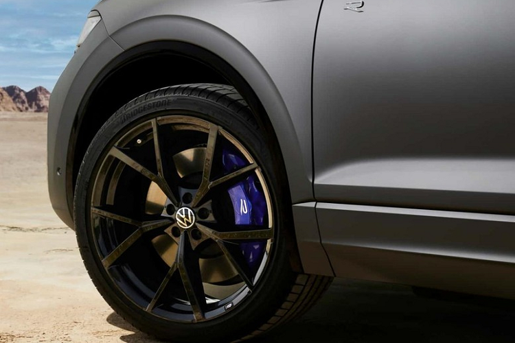 Trên lưới tản nhiệt và cửa trước đều có thêm logo "R" như dấu hiệu nhận biết. Vành la-zăng của bản R cũng có thiết kế riêng và đường kính lên đến 22 inch, đi kèm cùm phanh màu xanh dương. 