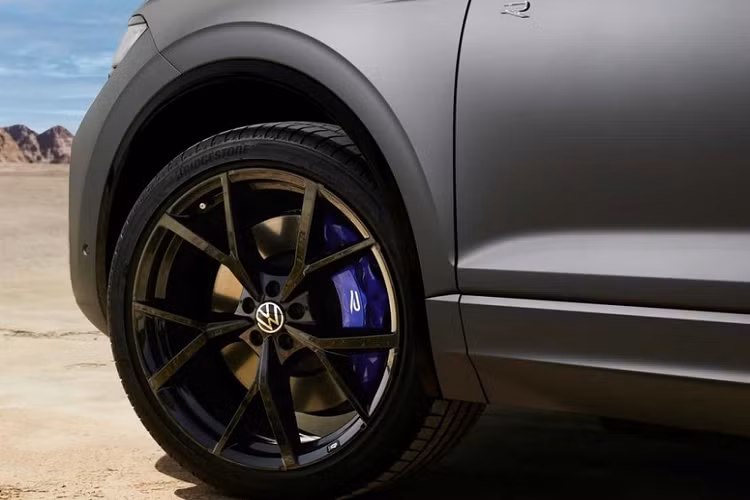 Trên lưới tản nhiệt và cửa trước đều có thêm logo "R" như dấu hiệu nhận biết. Vành la-zăng của bản R cũng có thiết kế riêng và đường kính lên đến 22 inch, đi kèm cùm phanh màu xanh dương. 