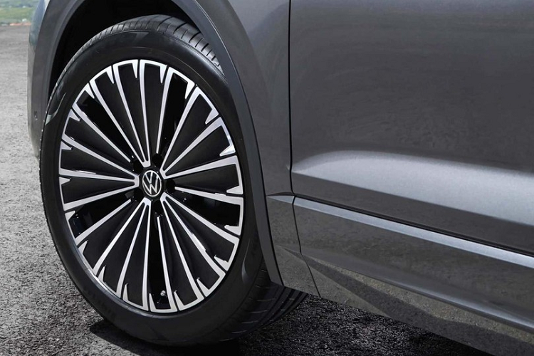 Trên cản trước còn có thêm một nan mạ crôm kéo dài làm điểm nhấn. Volkswagen chỉ bổ sung các loại vành hợp kim đa chấu mới cho mẫu xe này với đường kính dao động từ 19 - 21 inch, tùy phiên bản. Tương tự đầu xe, khu vực phía sau của Volkswagen Touareg 2024 cũng được cải tiến với dải đèn LED nằm vắt ngang đuôi xe. Ở chính giữa dải đèn này là logo phát sáng với ánh sáng màu đỏ của hãng Volkswagen.