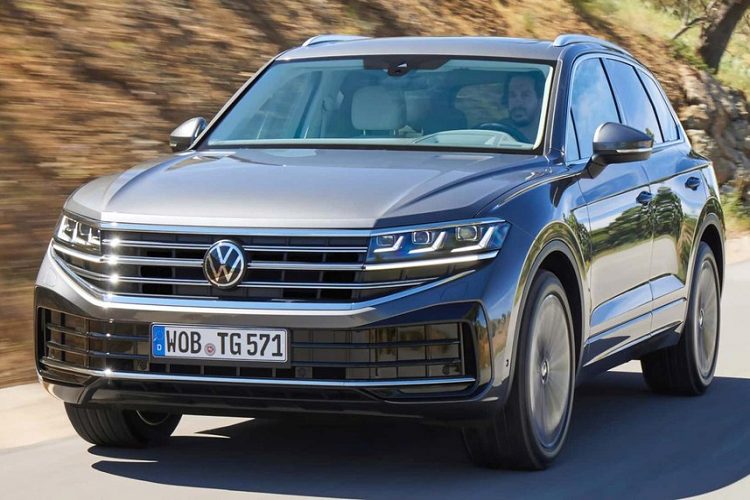Ngoại hình của mẫu xe SUV Volkswagen Touareg 2024 được làm mới với khu vực đầu xe cải tiến. Tại đây, xe được trang bị lưới tản nhiệt mới với những nan mạ crôm nằm ngang khiến khu vực đầu xe như rộng và bề thế hơn. Nối liền với lưới tản nhiệt là cụm đèn pha LED ma trận mới. 