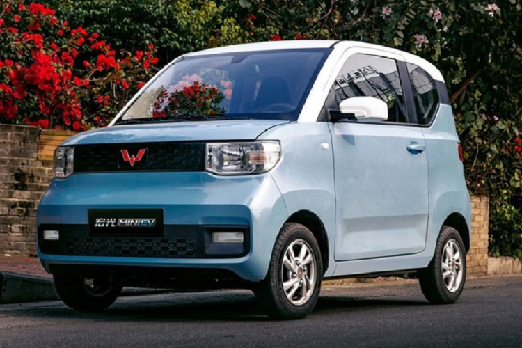"Trái tim" của Wuling Hongguang Mini EV là mô-tơ điện mạnh 27 mã lực ở 3 bản tiêu chuẩn, Macaron, Convertible và 41 mã lực ở bản Gameboy. Xe sử dụng pin lithium Ternary (NMC) và LFP, mang đến quãng đường di chuyển từ 120 - 300 km sau khi sạc đầy.
