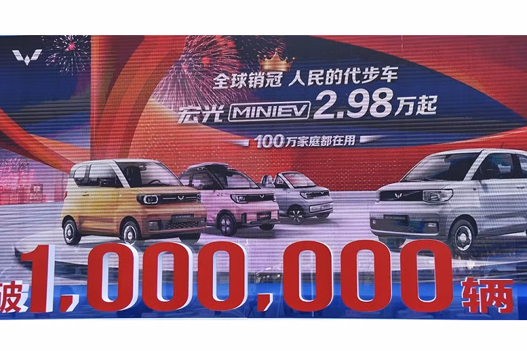 Vào hôm 30/1/2023 vừa qua, SAIC-GM-Wuling công bố mẫu ôtô điện giá rẻ này đã vượt mốc doanh số 1 triệu xe. Trên thực tế, doanh số cộng dồn trên toàn cầu của Wuling Hongguang Mini EV hiện đã đạt 1,11 triệu xe. Với doanh số này, xe điện cỡ nhỏ Wuling Hongguang Mini EV bán chạy nhất thế giới.