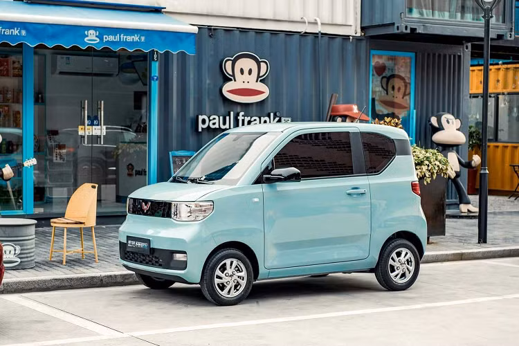 Với kích thước này, xe trở thành lựa chọn phù hợp với các khu vực đô thị đông đúc, chật hẹp. Vì giá rẻ nên Wuling Hongguang Mini EV đương nhiên cũng không có nhiều trang bị hiện đại. Mẫu xe này có nội thất chỉ 4 chỗ ngồi với khoang hành lý 741 lít nếu ghế sau gập xuống. Bên cạnh đó là hệ thống điều hòa, bảng đồng hồ kỹ thuật số với màn hình LCD và núm xoay chuyển số.