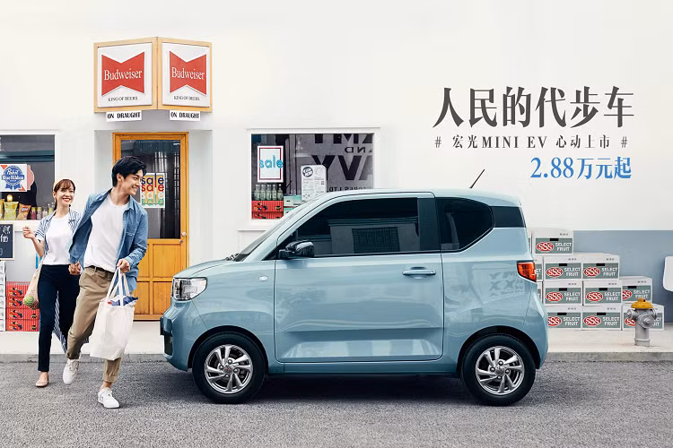 Như vậy, có thể thấy rằng Wuling Hongguang Mini EV sở hữu giá bán thấp hơn các đối thủ. Không chỉ rẻ, các mẫu ô tô điện đô thị này còn có kích thước nhỏ. Cụ thể, Wuling Hongguang Mini EV sở hữu chiều dài chỉ 2.920 mm, chiều dài cơ sở 1.940 mm và bán kính vòng quay 4,2 m.