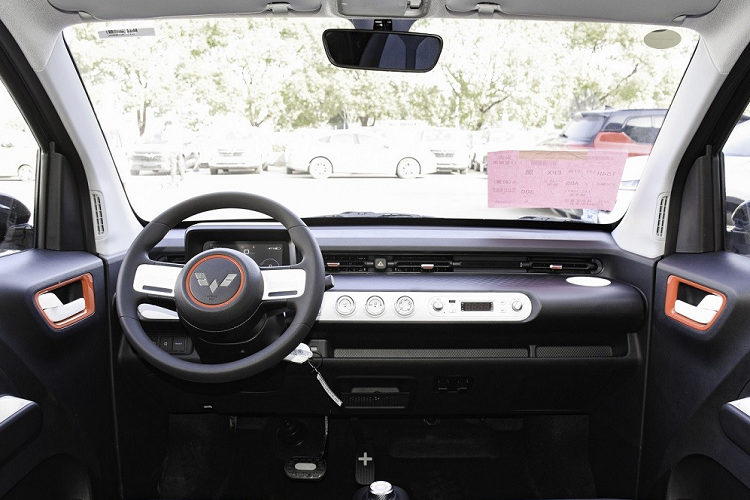 Ngoài Hongguang Mini EV, thương hiệu Wuling còn bán những mẫu ô tô điện đô thị cỡ nhỏ khác như Nano EV và Air EV. Nhờ đó, Wuling chiếm thị phần hơn 50% trong phân khúc ô tô điện tại Trung Quốc. Các đối thủ lớn nhất của Wuling là Chery và Changan chiếm hơn 30% thị phần.