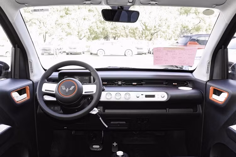 Ngoài Hongguang Mini EV, thương hiệu Wuling còn bán những mẫu ô tô điện đô thị cỡ nhỏ khác như Nano EV và Air EV. Nhờ đó, Wuling chiếm thị phần hơn 50% trong phân khúc ô tô điện tại Trung Quốc. Các đối thủ lớn nhất của Wuling là Chery và Changan chiếm hơn 30% thị phần.