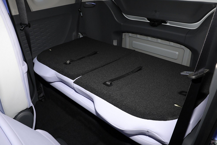 Điểm nhấn chung của các mẫu ô tô điện đô thị cỡ nhỏ kể trên chính giá bán cực hấp dẫn. Theo đó, Wuling Hongguang Mini EV có 4 phiên bản, bao gồm tiêu chuẩn, Macaron, Gameboy và Convertible, với giá bán dao động từ 32.800 - 99.900 Nhân dân tệ (113 - 346 triệu đồng). Trong đó, 2 phiên bản tiêu chuẩn và Macaron chiếm đến hơn 90% tổng doanh số của dòng ô tô điện này.