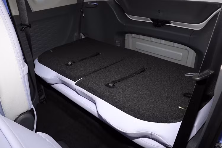 Điểm nhấn chung của các mẫu ô tô điện đô thị cỡ nhỏ kể trên chính giá bán cực hấp dẫn. Theo đó, Wuling Hongguang Mini EV có 4 phiên bản, bao gồm tiêu chuẩn, Macaron, Gameboy và Convertible, với giá bán dao động từ 32.800 - 99.900 Nhân dân tệ (113 - 346 triệu đồng). Trong đó, 2 phiên bản tiêu chuẩn và Macaron chiếm đến hơn 90% tổng doanh số của dòng ô tô điện này.