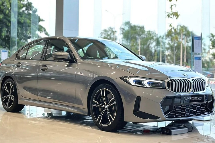 Đúng như thông tin đã đưa, trong tháng 4/2023 này, THACO sẽ bắt đầu bán phiên bản nâng cấp giữa vòng đời (LCI) của dòng BMW 3-Series tại Việt Nam. Hiện nay, những chiếc BMW 3-Series LCI 2023 mới đã bắt đầu được trưng bày tại các đại lý, trong đó có phiên bản 330i M Sport cao cấp nhất.