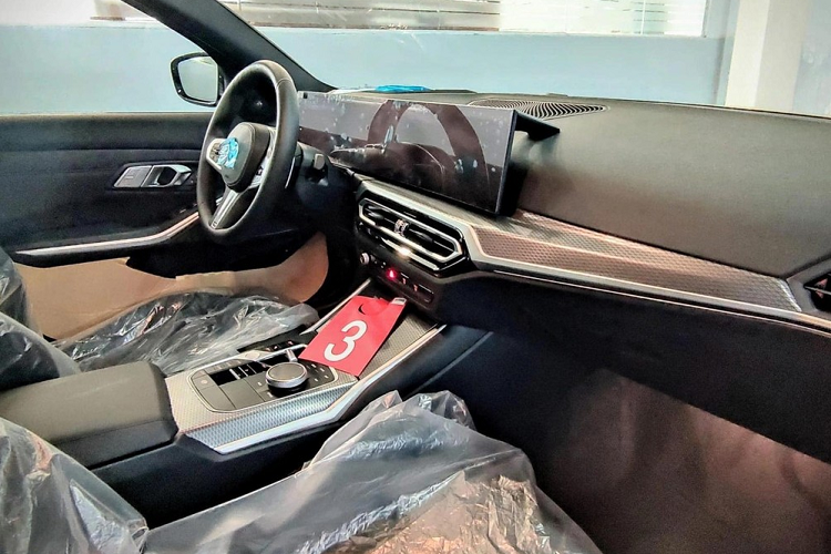 goài ra, bản cao cấp nhất còn có thêm màu sơn xám Brooklyn Grey đẹp mắt. Bên trong xe, BMW 330i M Sport LCI 2023 gây ấn tượng bằng những nâng cấp về mặt trang bị. Trong đó, đáng chú ý nhất là màn hình cong đặt nổi trên mặt táp-lô, kết hợp giữa bảng đồng hồ kỹ thuật số 12,3 inch và màn hình trung tâm 14,9 inch mới. 
