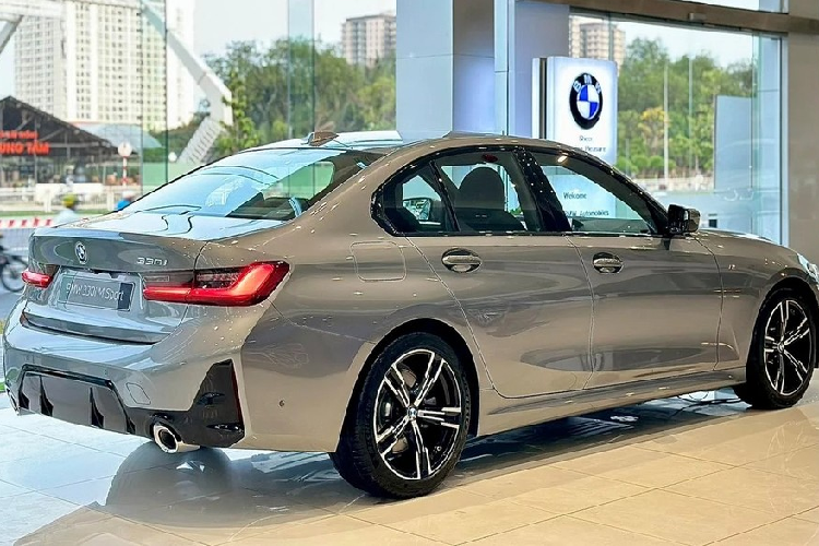 Trong đó, bản cao cấp nhất là BMW 330i M Sport LCI 2023 rẻ hơn đến 320 triệu đồng so với Mercedes-Benz C300 AMG. Bước sang phiên bản mới, BMW 3-Series được thay đổi cả về thiết kế lẫn trang bị. Cụ thể, xe có thêm cụm đèn pha LED mới với 2 dải đèn LED định vị ban ngày hình chữ "L" bên trong.