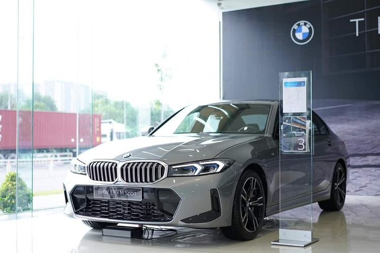 Mức tăng tương ứng của phiên bản 320i M Sport là 150 triệu đồng. Riêng giá xe BMW 330i M Sport LCI 2023 được điều chỉnh tăng 160 triệu đồng. Tuy nhiên, so với đối thủ "đồng hương" Mercedes-Benz C-Class vốn có giá dao động từ 1,709 - 2,199 tỷ đồng, BMW 3-Series LCI 2023 vẫn rẻ hơn.