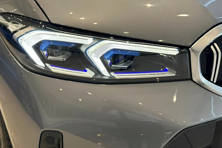 Nằm giữa 2 đèn pha vẫn là lưới tản nhiệt hình quả thận đôi đặc trưng. Tiếp theo đó là cản trước, vành la-zăng và cản sau mới. Ngoài ra, xe còn đi kèm gói ngoại thất Shadowline tiêu chuẩn với những chi tiết màu đen bóng.