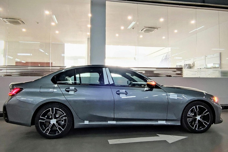 Theo các tư vấn bán hàng cho biết những chiếc BMW 3 Series LCI 2023 lắp ráp Việt Nam đầu tiên sẽ được bàn giao đến tay khách hàng vào cuối tháng 4 này và cạnh tranh mạnh mữ với đối thủ đồng hương là Mercedes-Benz C-Class mới. 