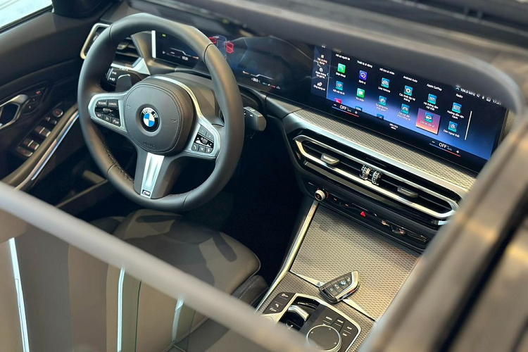 hêm vào đó là hệ điều hành BMW Operating System 8 và tính năng điều khiển bằng giọng nói BMW Intelligent Personal Assistant nâng cấp. Tính năng này cho phép người dùng có thể đóng/mở cửa sổ và cửa sổ trời cũng như chỉnh điều hòa bằng giọng nói tự nhiên.