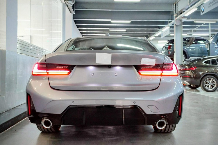 Đáng tiếc là động cơ của BMW 330i M Sport LCI 2023 không có gì thay đổi. Xe vẫn dùng động cơ xăng 4 xi-lanh, tăng áp, dung tích 2.0L và hộp số tự động 8 cấp tiêu chuẩn như cũ. Ở BMW 330i M Sport LCI 2023, động cơ tạo ra công suất tối đa 258 mã lực và mô-men xoắn cực đại 400 Nm.