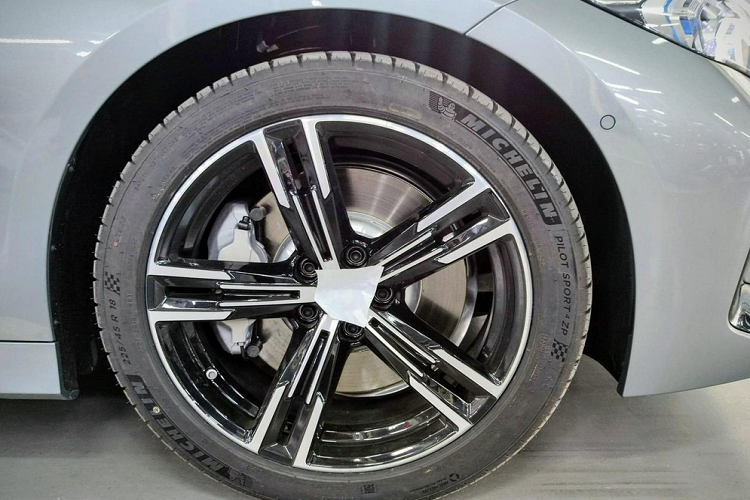 Những trang bị nổi bật còn lại của mẫu sedan hạng sang này bao gồm hệ thống treo thích ứng M Sport và tính năng hỗ trợ lùi xe thông minh Reversing Assistant. Xe sẽ tiếp tục được THACO lắp ráp và phân phối như phiên bản cũ.