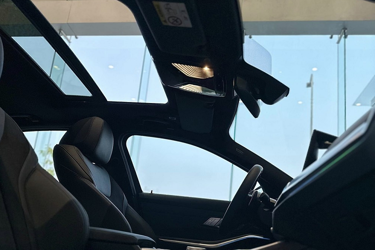 Trước mặt người lái còn có vô lăng M với 3 chấu thể thao, tích hợp phím chức năng và lẫy chuyển số. Trong khi đó, trên cụm điều khiển trung tâm, cần số thông thường đã biến mất. Thay vào đó là lẫy gạt chuyển số mới, mang đến sự gọn gàng cho khu vực cụm điều khiển trung tâm.