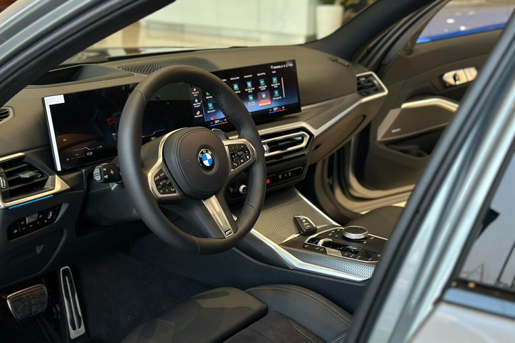 Bên sườn xe, BMW 330i M Sport LCI 2023 được trang bị vành hợp kim 18 inch với thiết kế 5 chấu, phay xước 2 màu khỏe khoắn hơn. Vành la-zăng đi với lốp Michelin Pilot Sport 4 ZP có kích thước 225/45R18. Cũng như cản trước, cản sau của BMW 330i M Sport LCI 2023 có thiết kế ấn tượng hơn, đi kèm bộ khuếch tán gió màu đen khá lớn và 2 đèn phản quang nằm dọc.