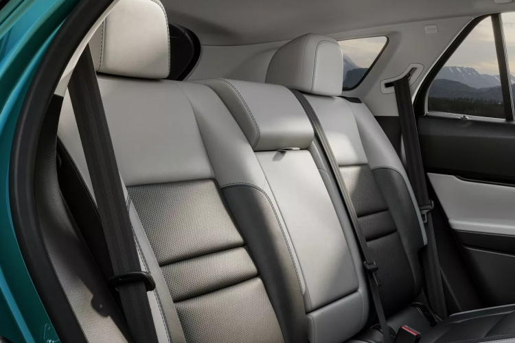 Phiên bản Prologue EX được trang bị ghế trước có sưởi và ghế lái điều chỉnh 8 hướng. Các phiên bản cao cấp hơn như Touring có vô lăng bọc da và ghế bọc da cao cấp. Chiếc Prologue Elite cao cấp nhất có hệ dẫn động 4 bánh toàn thời gian, bánh xe 21 inch và nhiều tính năng nâng cấp khác.