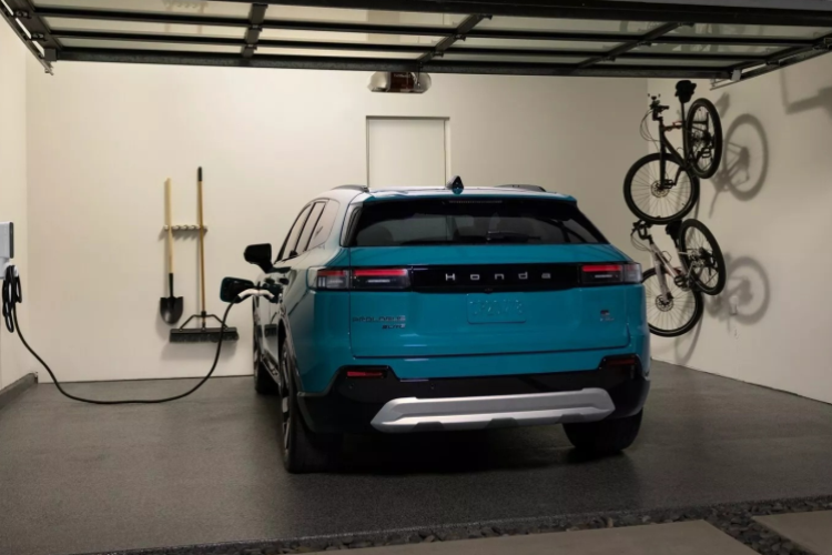 Khách hàng cũng có thể chọn giữa bộ sạc di động 7,6 kW đi kèm với ưu đãi lắp đặt 250 USD và tín dụng sạc công cộng 300 USD hoặc trạm sạc tại nhà 11,5 kW đi kèm với ưu đãi lắp đặt 500 USD và tín dụng sạc công cộng 100 USD.