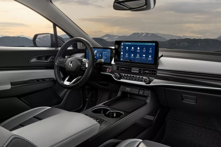 Trong nội thất, Honda đã tích hợp một hệ thống giải trí 11,3 inch tích hợp Google Assistant, Google Maps và cửa hàng Google Play. Bên cạnh đó, có cụm đồng hồ kỹ thuật số 11 inch và các tính năng tiện ích như bộ sạc điện thoại không dây loại bỏ túi và nhiều ngăn đựng cốc.