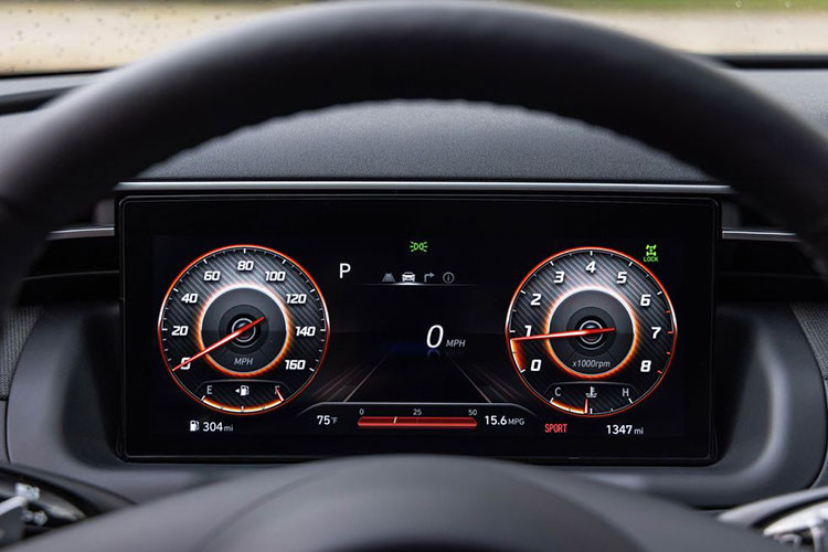 Cụ thể, mẫu xe bán tải này dùng động cơ xăng 4 xi-lanh, tăng áp, dung tích 2.5L, sản sinh công suất tối đa 281 mã lực và mô-men xoắn cực đại 422 Nm. Động cơ kết hợp với hộp số tự động ly hợp kép 8 cấp, lẫy chuyển số thể thao sau vô lăng và hệ dẫn động 4 bánh toàn thời gian HTRAC.