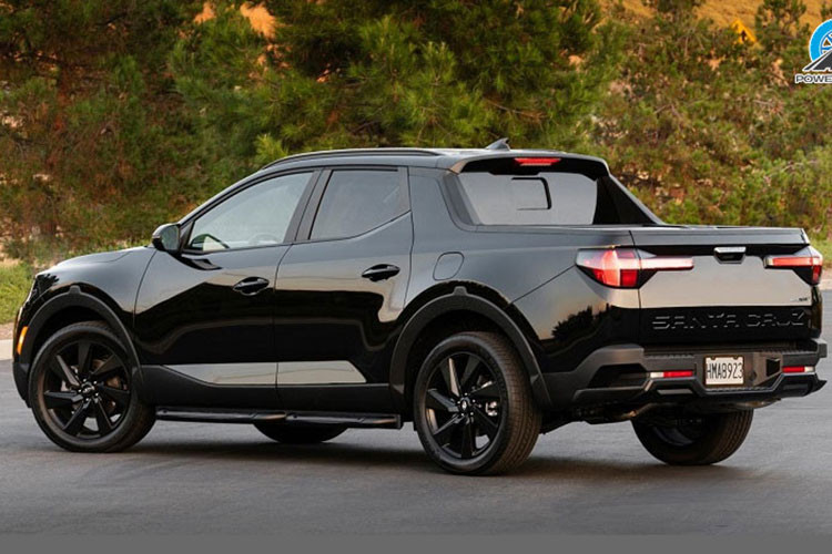 So với bản thường, Hyundai Santa Cruz XRT 2024 tạo sự khác biệt bằng những chi tiết mới như ốp cua lốp, bệ bước chân bên sườn, ốp trên cửa và ray kéo trong thùng hàng. Bên cạnh đó là nắp chụp trục bánh xe màu cam, tay nắm cửa/ốp gương chiếu hậu màu đen và logo XRT mới trên cửa thùng hàng.