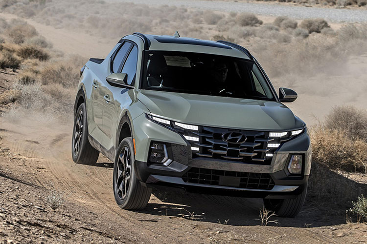 Hiện giá xe Hyundai Santa Cruz 2024 tại thị trường Mỹ vẫn chưa được công bố. Đối thủ của mẫu xe này chính là Ford Maverick. Tuy nhiên, so với đối thủ, Hyundai Santa Cruz có doanh số kém hơn đáng kể.