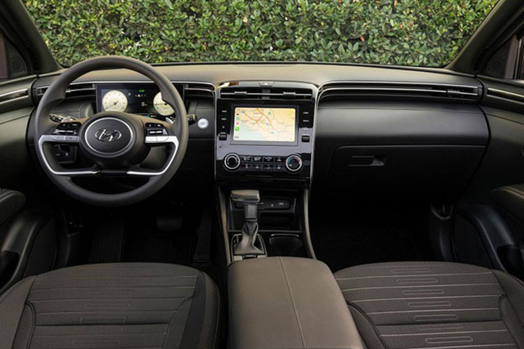 Tương tự ngoại thất, nội thất của bản XRT cũng có những thay đổi như ghế bọc chất liệu H-Tex màu đen, vô lăng/cần số bọc da và gương chiếu hậu chống chói tự động. Trong khi đó, động cơ của Hyundai Santa Cruz XRT 2024 vẫn giữ nguyên như các phiên bản còn lại. 