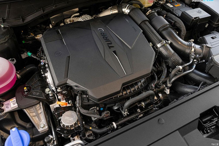 Không chỉ có thêm phiên bản XRT, dòng xe bán tải Hyundai Santa Cruz 2024 còn được trang bị đèn pha LED phản xạ đa hướng, hệ thống điều hòa tự động 2 vùng và tính năng sấy kính tiêu chuẩn. Hệ thống hỗ trợ giữ làn đường và hỗ trợ tránh va chạm trong điểm mù với cảnh báo dưới dạng rung vô lăng cũng là trang bị tiêu chuẩn cho xe.